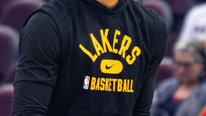 800px-Anthony_Davis_pre-game_(cropped)